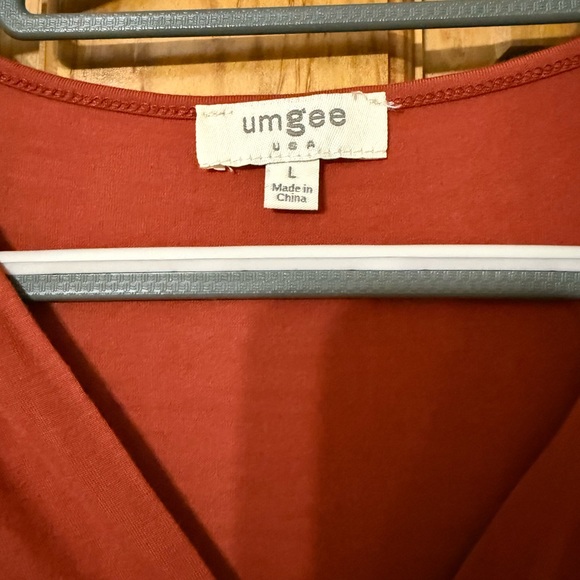 Umgee V-Neck Twist Front Blouse - Rust size large - Picture 3 of 6